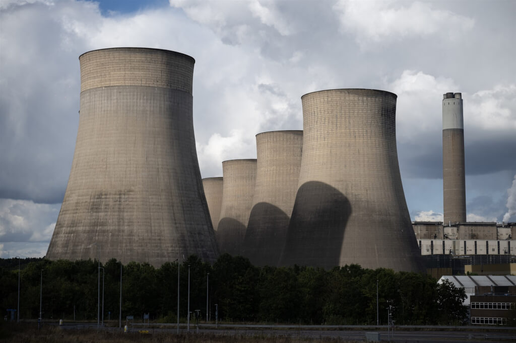 佇立在英國東密德蘭近60年的索爾河畔拉特克利夫發電廠9月底將關閉。（法新社）