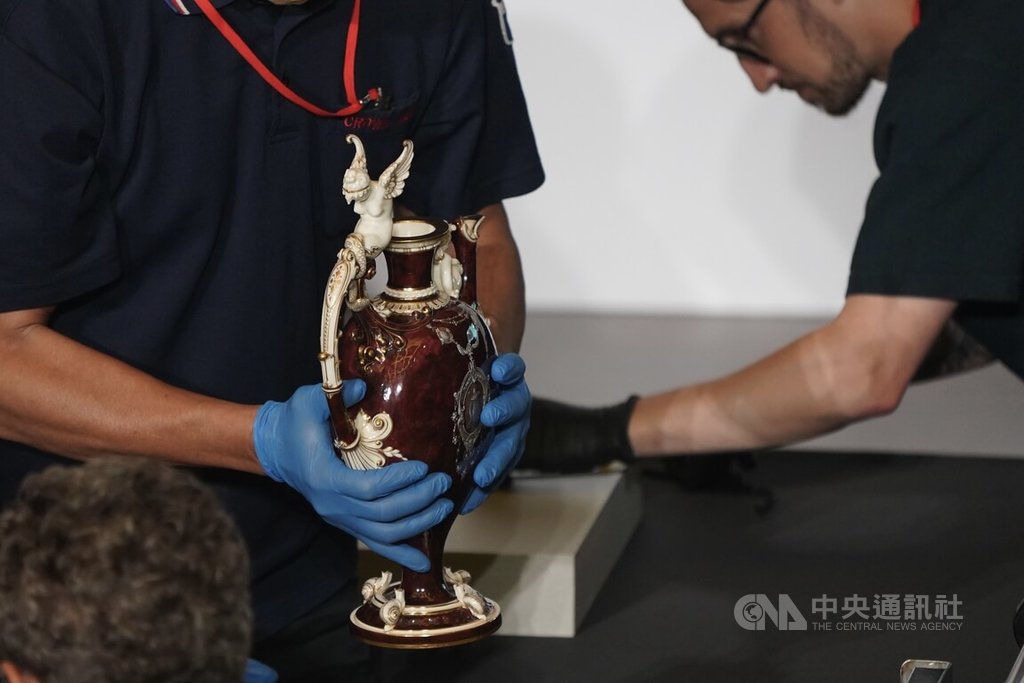 故宮轉旋瓶同台精品項鍊大美不言展藏羅丹作品| 文化| 中央社CNA