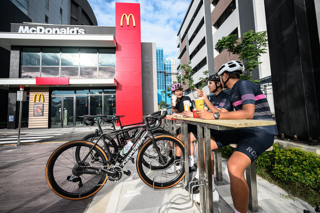 台灣麥當勞位於內湖的台北舊宗二餐廳23日正式營業，這是台灣麥當勞首間獲得雙綠建築認證的餐廳，透過節能設計，每年可減少約38公噸碳排放量，餐廳外還設有自行車「鐵馬驛站」。（台灣麥當勞提供）中央社記者汪淑芬傳真  113年9月23日