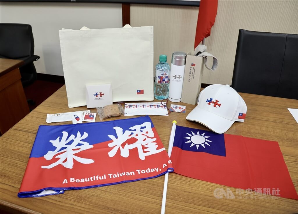 113年國慶籌備委員會24日在台北舉行記者會，公布國慶大會禮賓紀念品，包括貴賓帽、徽章及提袋，以及特別推出的限量台灣製保溫杯及限定國慶煎餅。（圖／中央社）