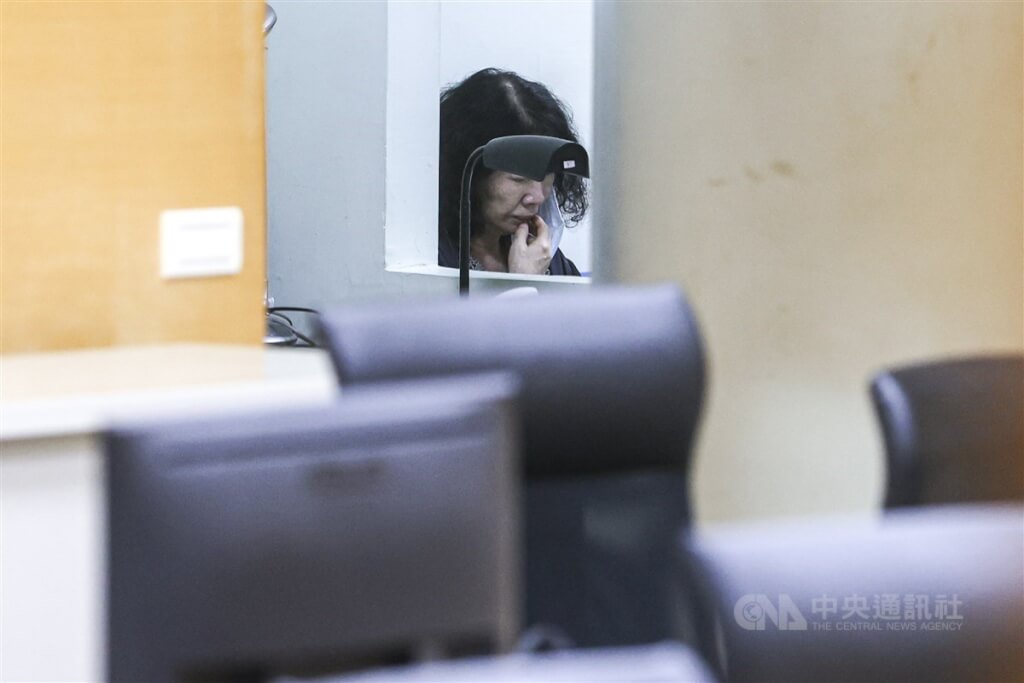 台北地檢署偵辦超思進口雞蛋案，24日指揮調查局搜索超思、亮采、農業部及中央畜產會等單位，超思公司負責人秦語喬（圖）25日凌晨移送北檢複訊。（圖／中央社記者鄭清元攝）