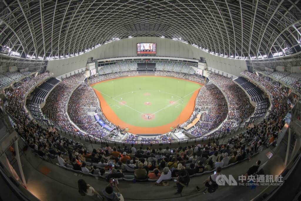 圖為統一獅隊9月28日在台北大巨蛋為投手「嘟嘟」潘威倫舉辦引退賽。（圖／中央社）