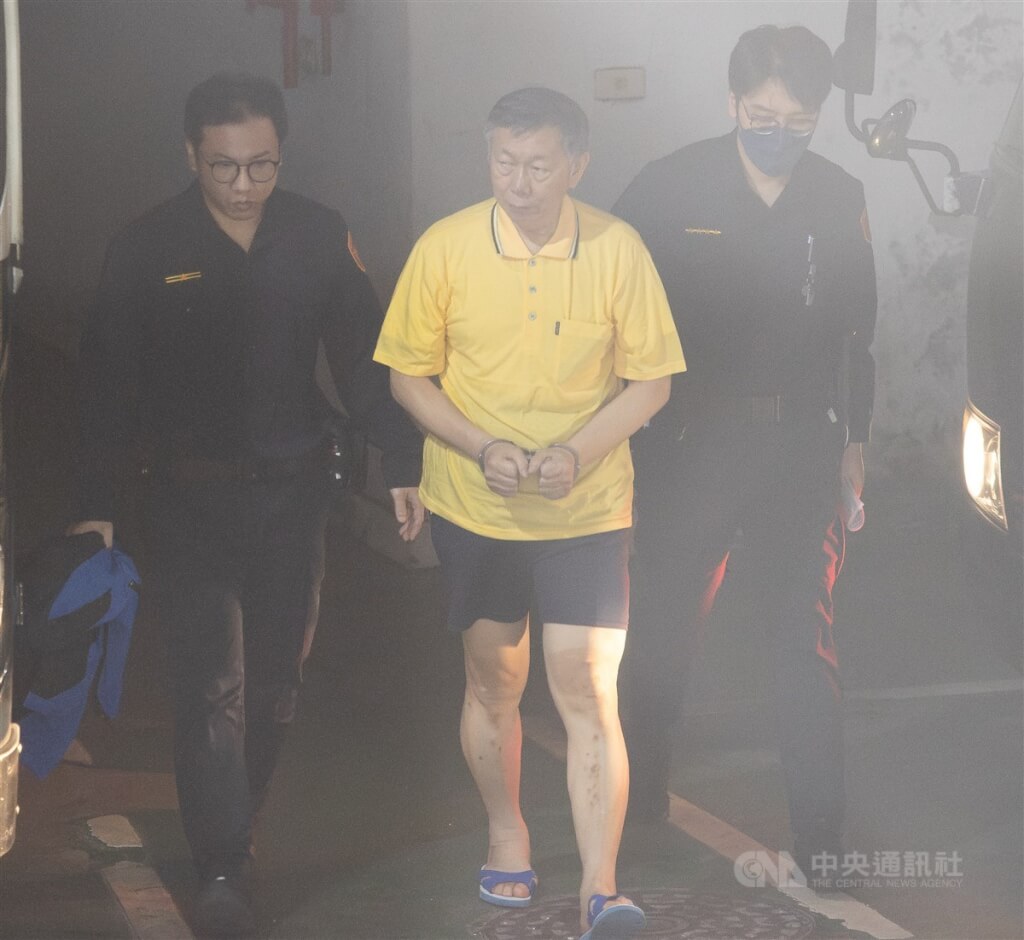 台北地檢署偵辦京華城案，16日上午提訊在押的前台北市長柯文哲（中）。（圖／中央社）