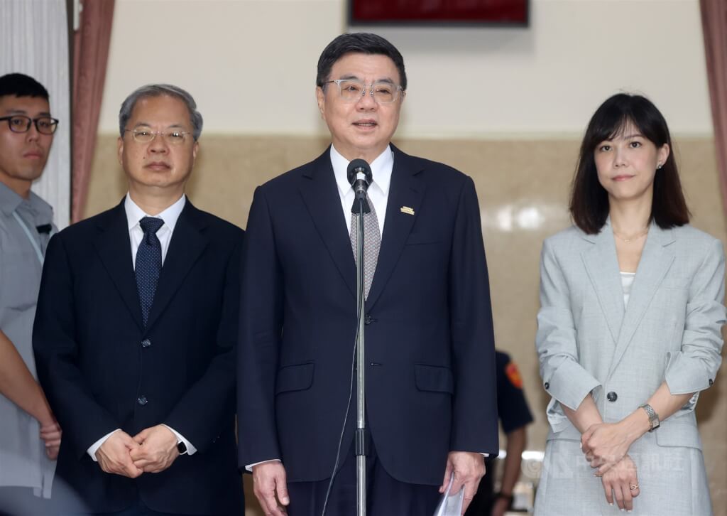 立法院會22日繼續進行對行政院長卓榮泰施政報告質詢。卓榮泰（中）會前接受媒體聯訪。（圖／中央社）