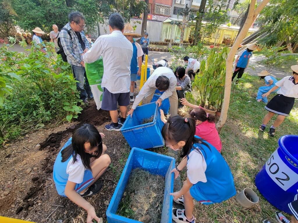 新北市教育局25日表示，新北共有14校獲選教育部智慧化氣候友善校園先導型計畫。圖為校園師生以落葉雜草與豆渣泥土進行堆肥固碳。（新北市教育局提供）中央社記者黃旭昇新北傳真  113年10月25日