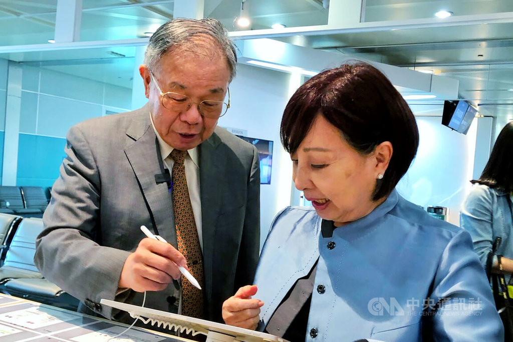 張炳煌桃機辦書畫展結合AI邀旅客體驗數位書法| 文化| 中央社CNA