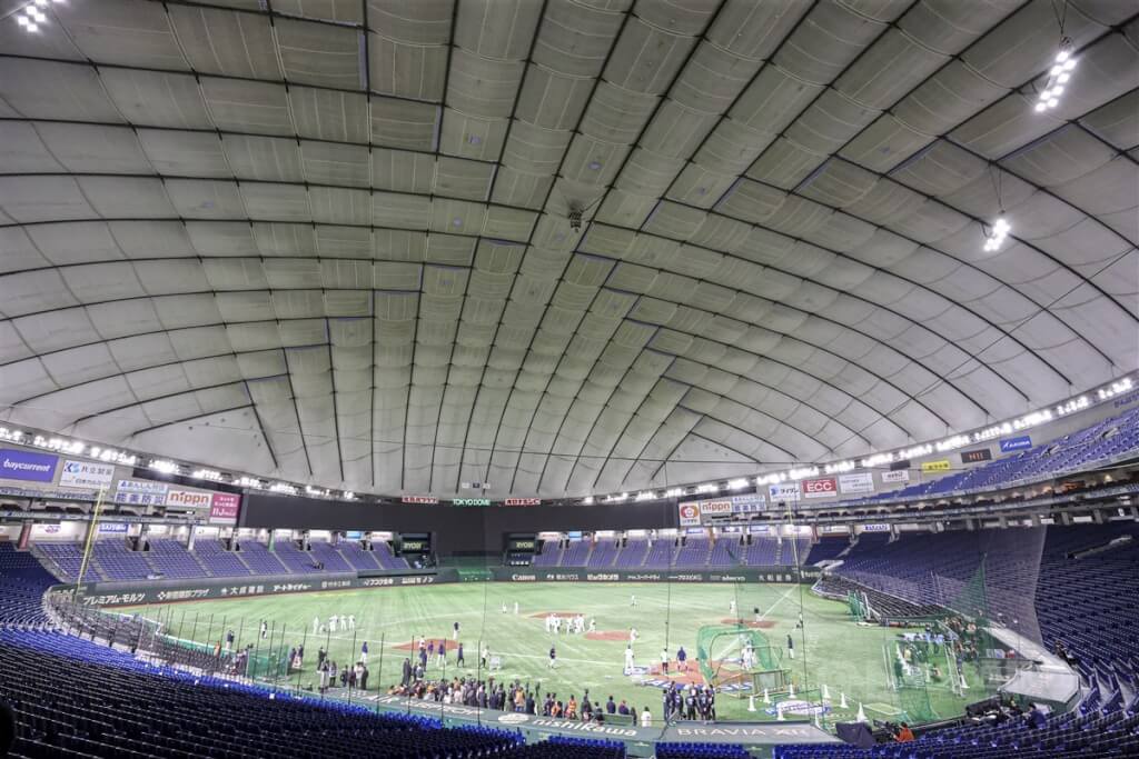 中華隊前進日本東京巨蛋，在當地時間20日下午前往練球適應場地，多名球員受訪表示，白色天花板比較難看球，跟台北大巨蛋有點差距。（圖／中央社）