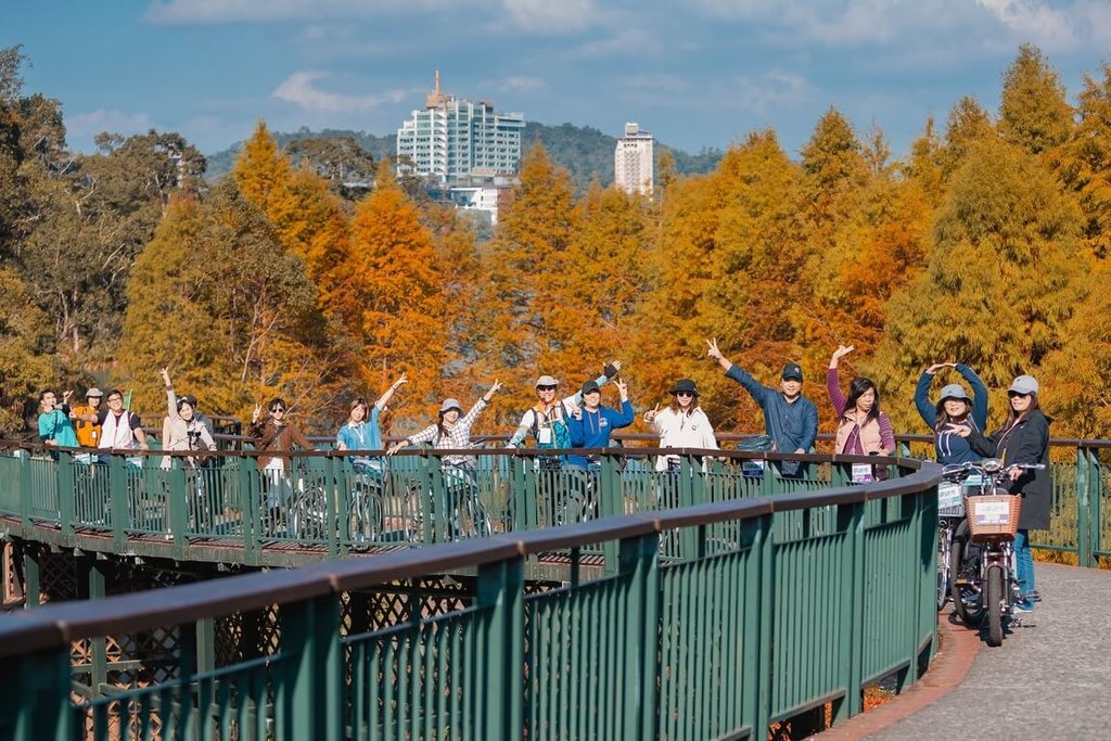 交通部觀光署日月潭國家風景區管理處4日表示，為推展國際觀光與永續旅遊，特別發展出日月潭首條「碳註銷」遊程，以電動輔助自行車、電動船、步道健行等低碳模式體驗日月潭，並深入集集小鎮探訪里山生活。（日月潭國家風景區管理處提供）中央社記者蕭博陽南投縣傳真  113年12月4日