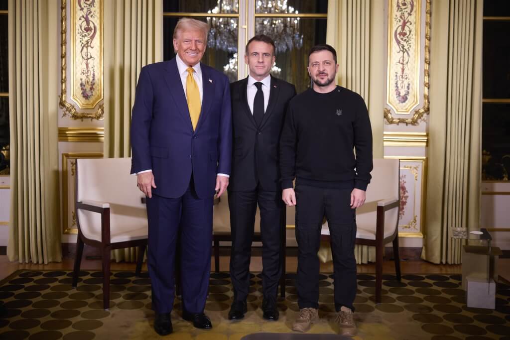 Trump, Macron, Zelensky Hold Trilateral Talks on Russia-Ukraine War