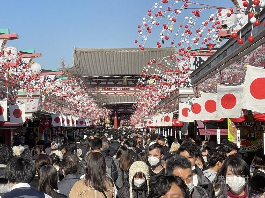 日本受到進口燃料價格居高不下及日圓貶值等影響，加速國家財富外流情況。（中央社檔案照片）