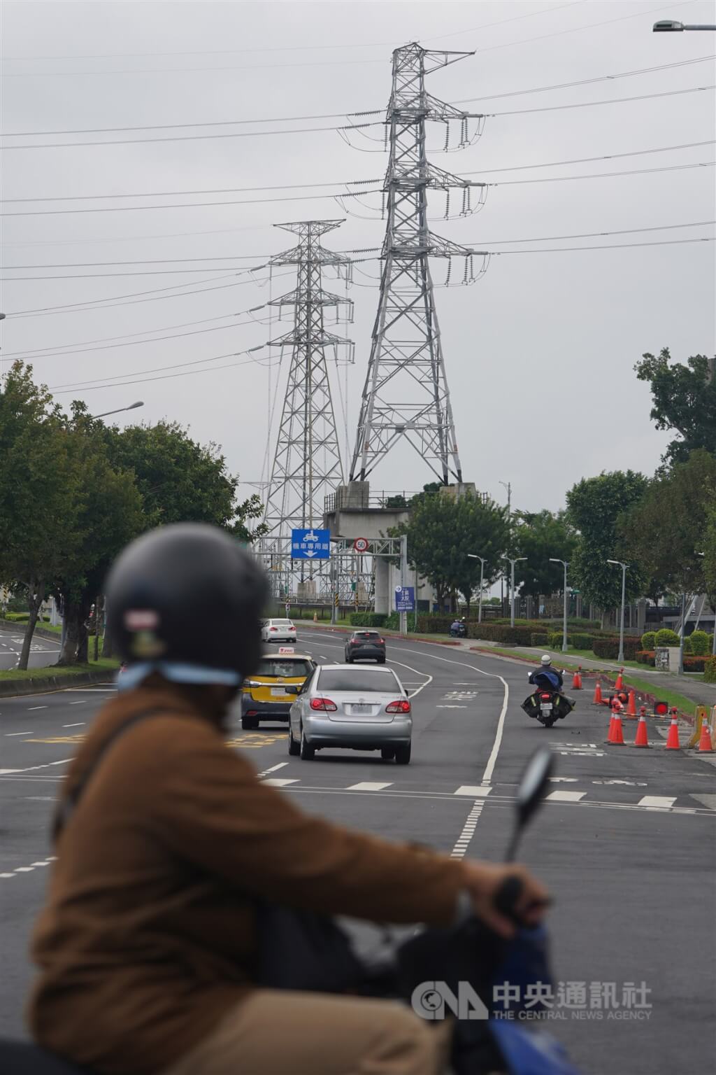 台電今年將首度販售混合30%綠電的RE30低碳電力、共16.6億度。圖為台北市士林區高壓電塔。（中央社檔案照片）