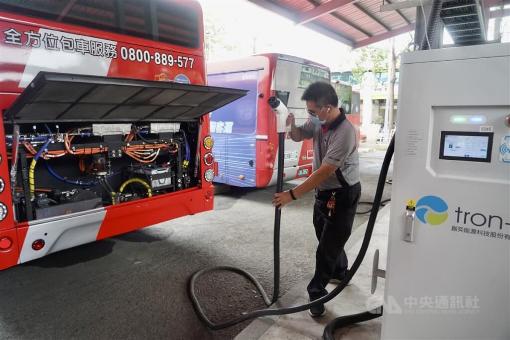 圖為台灣客運業旗下的電動公車充電情形。（中央社檔案照片）