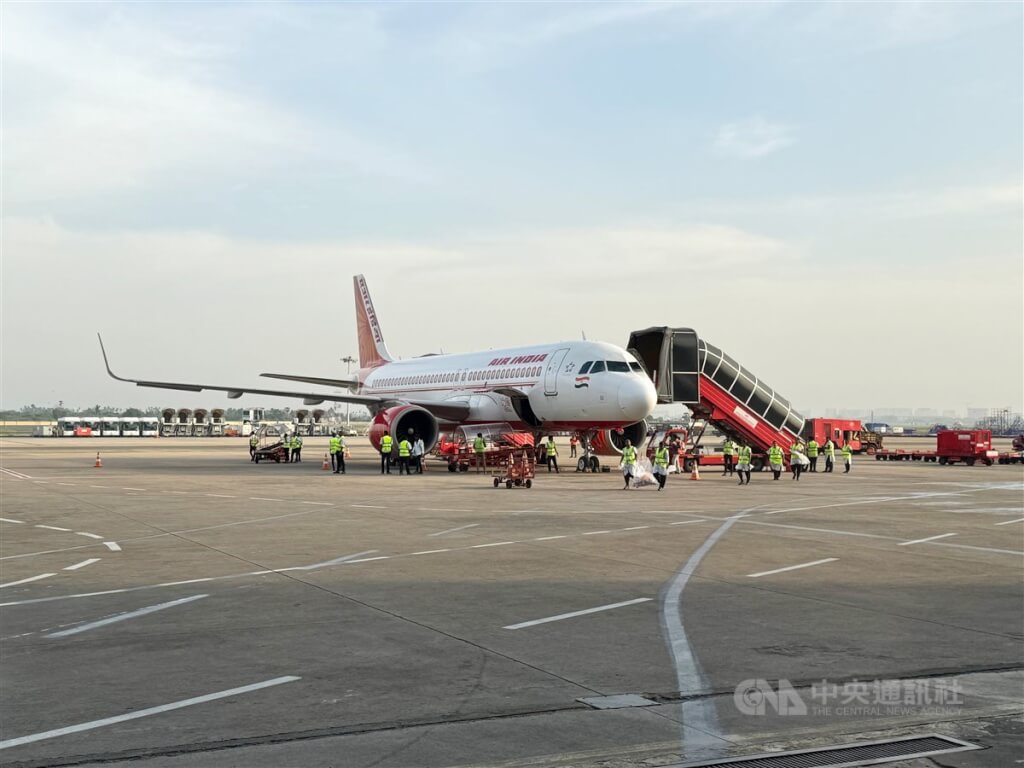 圖為一架印度航空飛機，停靠在德里英蒂拉．甘地國際機場內。（中央社檔案照片）