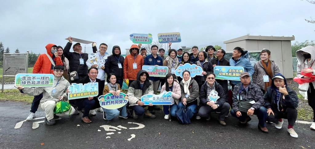 打造台東為宜居綠能城市，台東縣長饒慶鈴 （第2排右6）18日率團前往宜蘭參訪小水力與地熱發電。饒慶鈴表示，這2種發電是台東縣未來最主要推動的再生能源。（台東縣政府提供）中央社記者盧太城台東傳真 114年2月18日