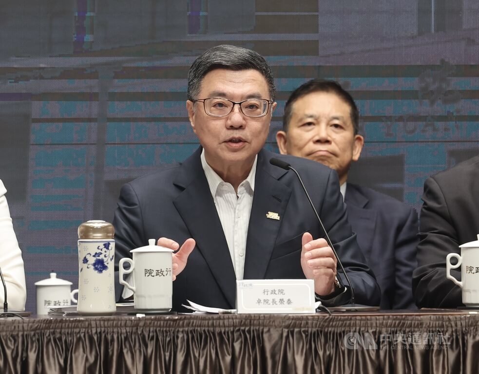 行政院長卓榮泰（前）4日率內閣相關首長召開記者會。中央社記者張皓安攝 114年4月4日