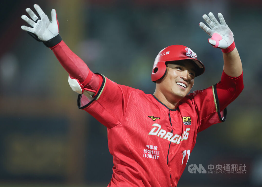 本季轉戰味全龍的朱育賢，今（5）日在5局下轟出陽春全壘打，達成生涯千安里程碑。（圖／中央社）
