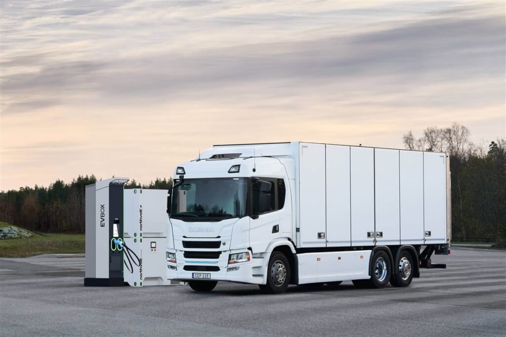 大貨車脫碳議題成焦點。圖為歐洲卡車製造商斯堪尼亞公司（Scania）的電動大貨車。（中央社檔案照片）