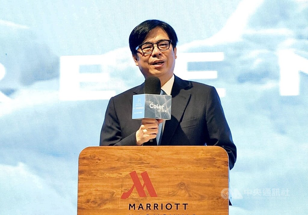 關注全球暖化危機，高雄市長陳其邁（圖）16日出席「北極的最後一塊冰」IPCC學者國際論壇致詞表示，高雄已通過淨零城市發展自治條例、訂定減碳目標並成立培育人才機構等，響應推廣氣候行動理念。中央社記者董俊志攝  114年4月16日