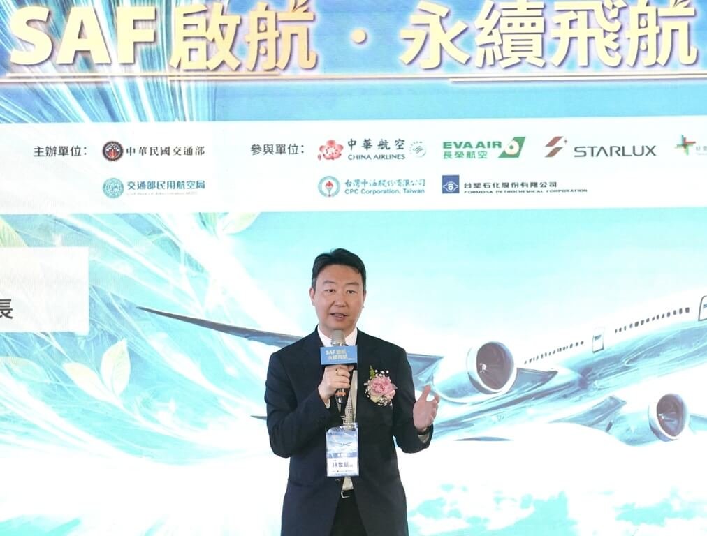 交通部長陳世凱(圖)23日在高雄機場出席「SAF啟航 永續飛航」啟動儀式並致詞,肯定國內開始添加永續航空燃油(SAF),今天是國內航空業邁向2050淨零排放的重要里程碑,民航局會努力串接生產端與使用端,在永續潮流中穩健前行,提升國際航空競爭力。中央社記者董俊志攝 114年4月23日