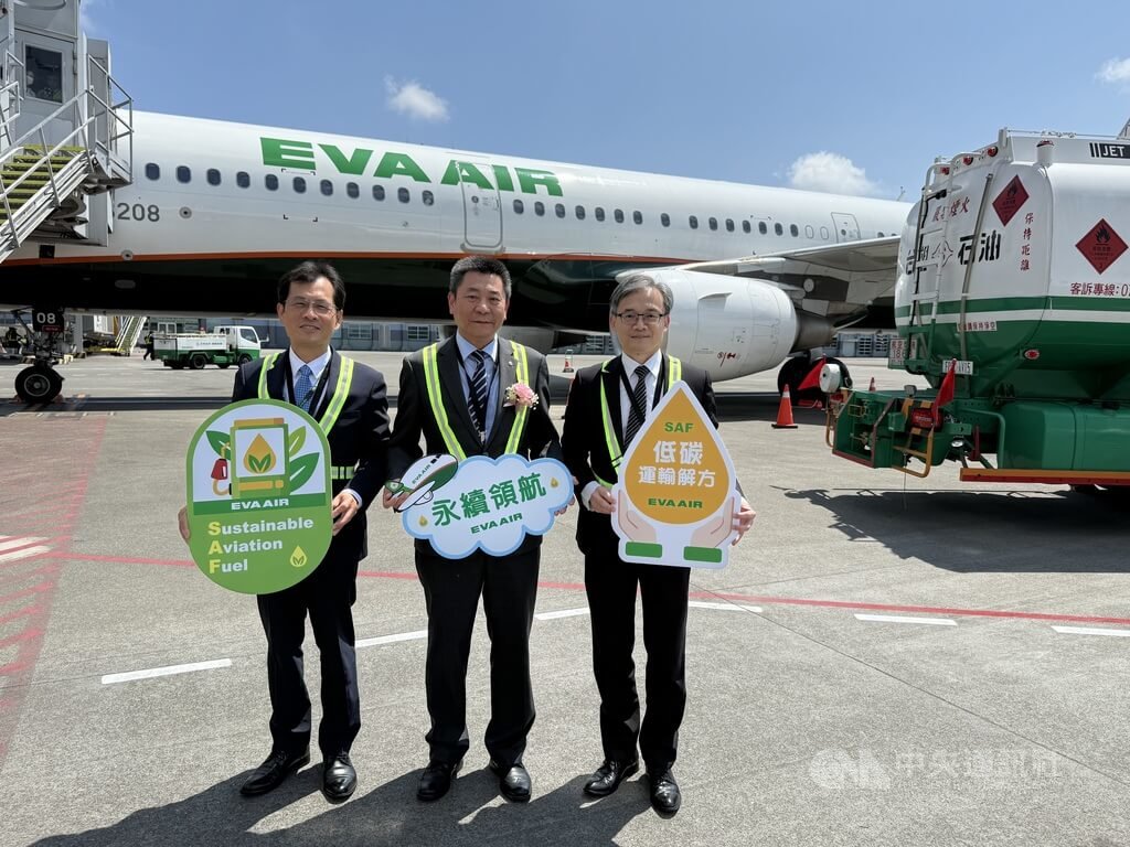 交通部推動永續航空燃油(SAF)試行計畫,23日在桃園國際機場及台北、高雄機場,同時為3家國籍航空首次添加SAF,其中長榮航空添加的SAF由台塑石化提供。圖中為長榮航空副總經理陳耀銘。中央社記者董俊志攝 114年4月23日