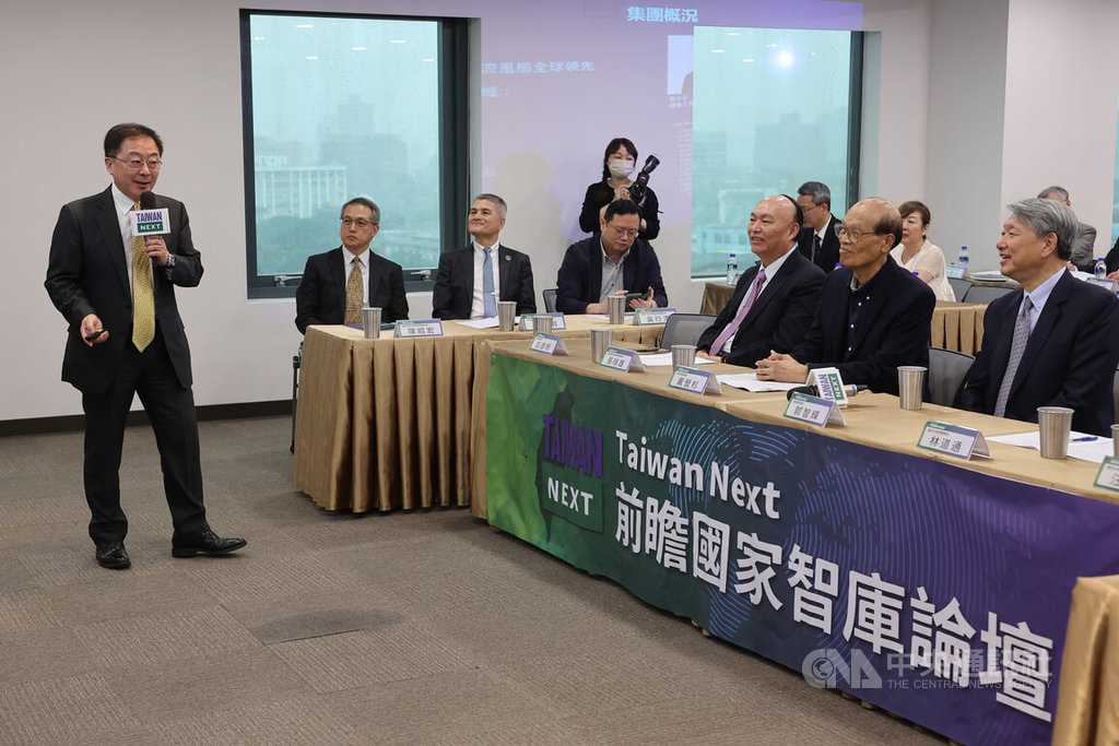 台達電永續長周志宏（左）7日出席「Taiwan Next 前瞻國家智庫」成立大會發表演說，他認為碳有價時代來臨，碳費不管收多少，趕快做就對了。經濟部長郭智輝（右）也在台下專注聆聽。中央社記者趙世勳攝  114年5月7日