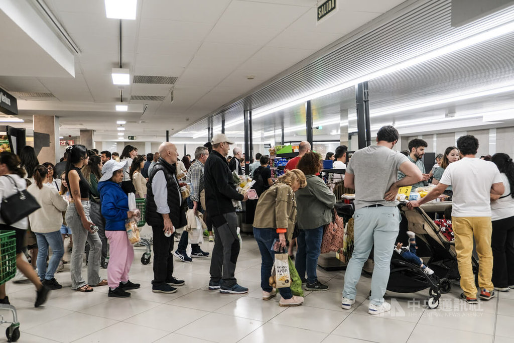 西班牙4月28日發生史上最嚴重大停電，金融與商業活動幾乎全面喊停，當天生意最熱絡的是備有緊急發電機的連鎖超市龍頭梅爾卡多納超市，搶購人潮不斷，結帳區大排長龍。中央社記者胡家綺馬德里攝  114年5月15日