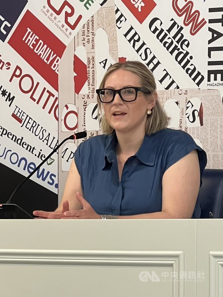 T366. 大徳寺五百十四世 教道宗育『花香入座流』五字書 茶掛 紙本 軸装 横物 共箱 / 茶道具茶室書道書画掛軸美術品 T366. 大徳寺五百十四世 教道宗育『花香入座流』五