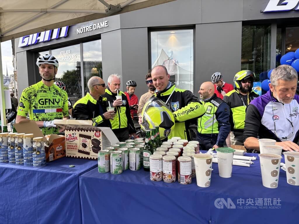 法國捷安特17日慶祝15週年,辦理騎行活動。在台灣商家與代表處協助下,於活動終點站擺上台灣珍奶、啤酒、八寶粥等飲料甜品,讓騎士大飽口福。中央社記者曾婷瑄巴黎攝 114年5月18日