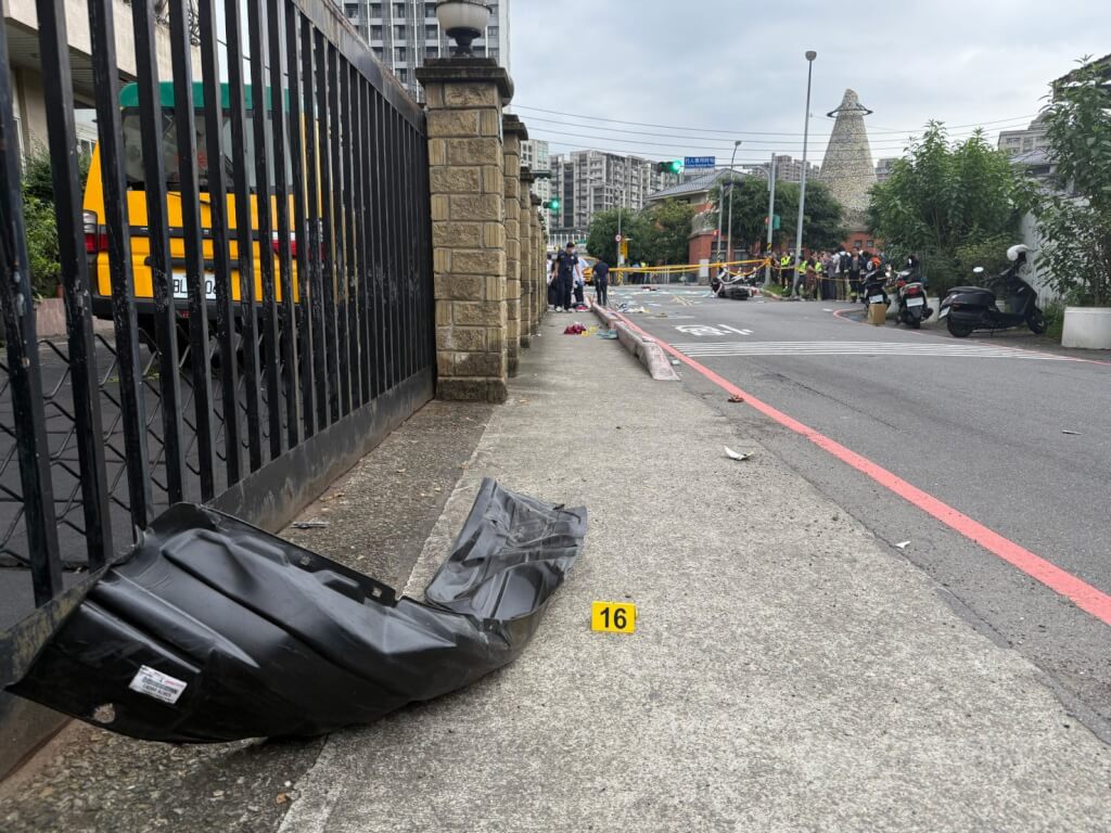 三峽重大車禍3死12傷事件彙整78歲駕駛闖紅燈高速衝撞學生行人| 社會| 中央社CNA