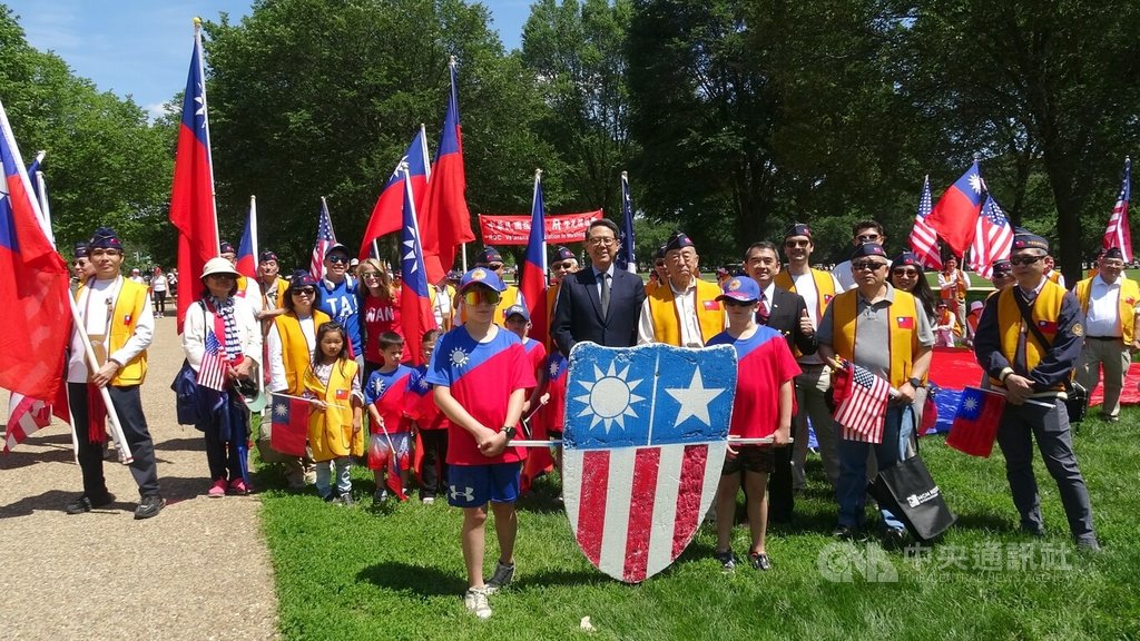 華府陣亡將士紀念日遊行駐美官員致詞巨幅國旗現身| 政治| 中央社CNA