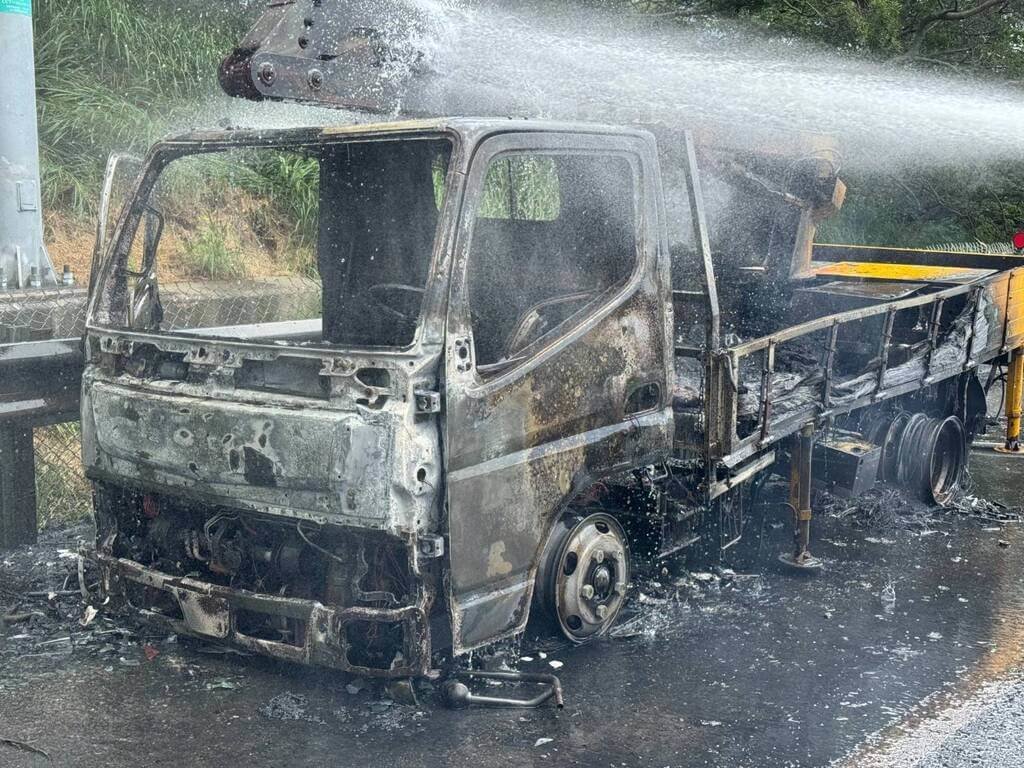 國3西湖段工程作業車陷火海 駕駛及時逃生