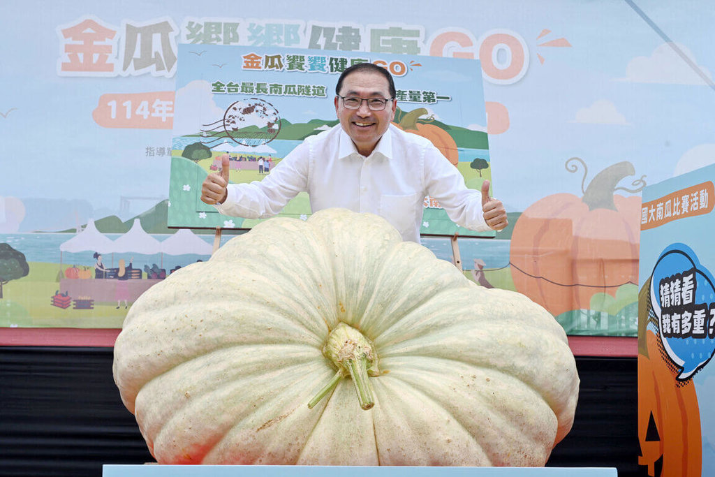 淡水農友種出732台斤超大南瓜  起重機才搬得動