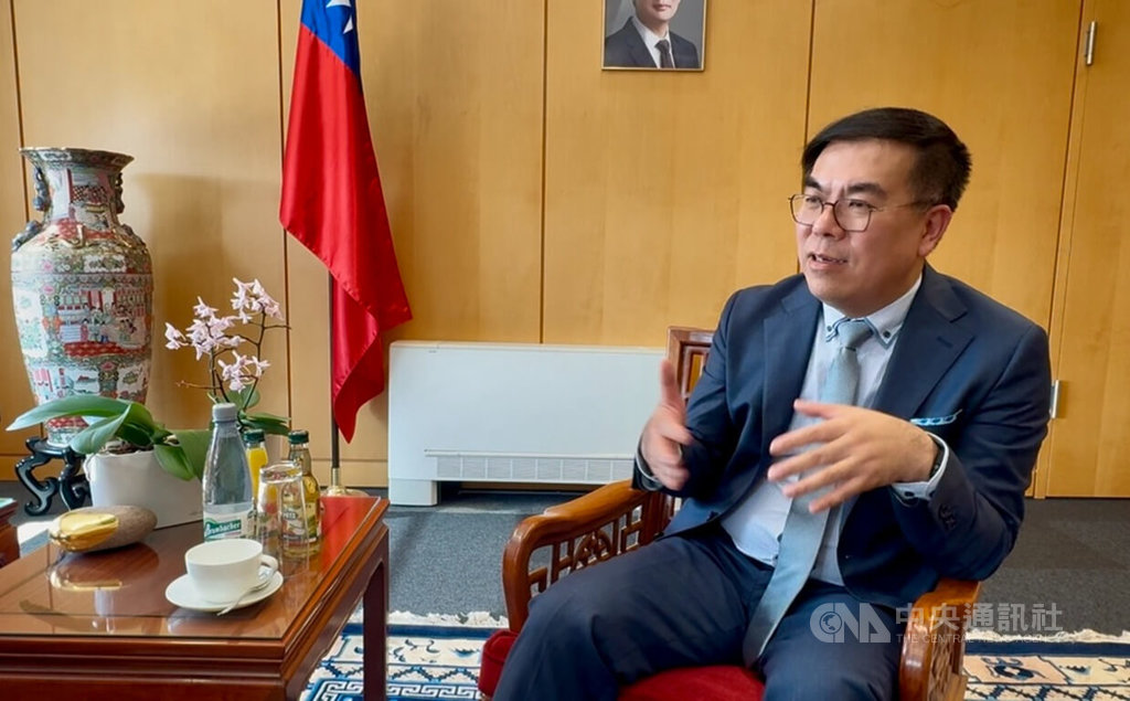 環境部長彭啓明在柏林接受中央社專訪表示，近年台灣與德國在碳定價、碳權交易的討論與互訪交流頻繁，他個人也會開直播，透過社群讓大眾了解碳總量管制與排放交易（ETS）的重要性。中央社記者林尚縈柏林攝  114年6月30日