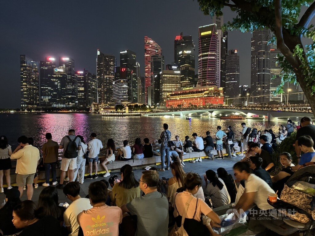 近年來建構東協區域電網等議題受矚。圖為新加坡濱海灣一處夜景，燈火通明的商業大樓林立，點亮夜空。中央社記者吳昇鴻新加坡攝 114年7月28日