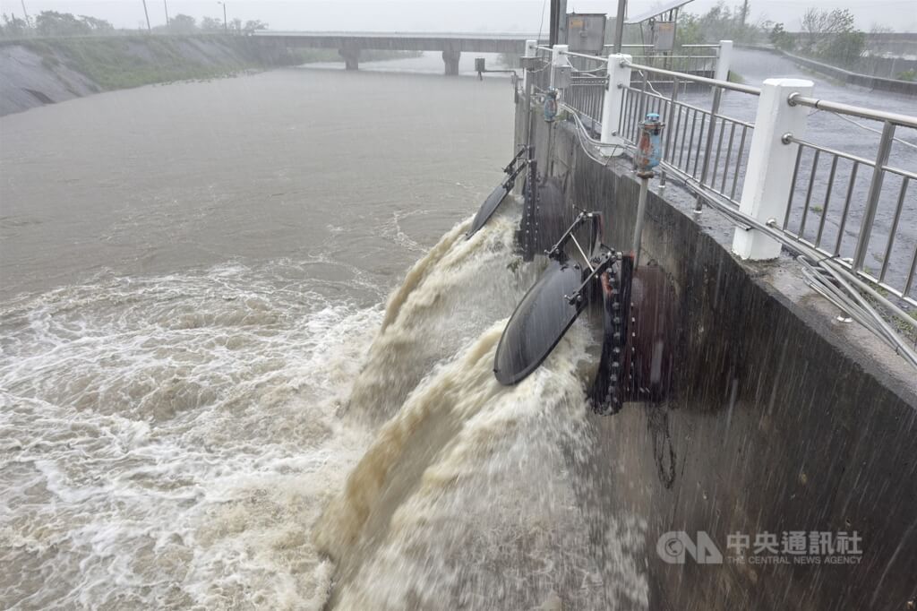豪雨影響　台鐵後壁至新營單線行車