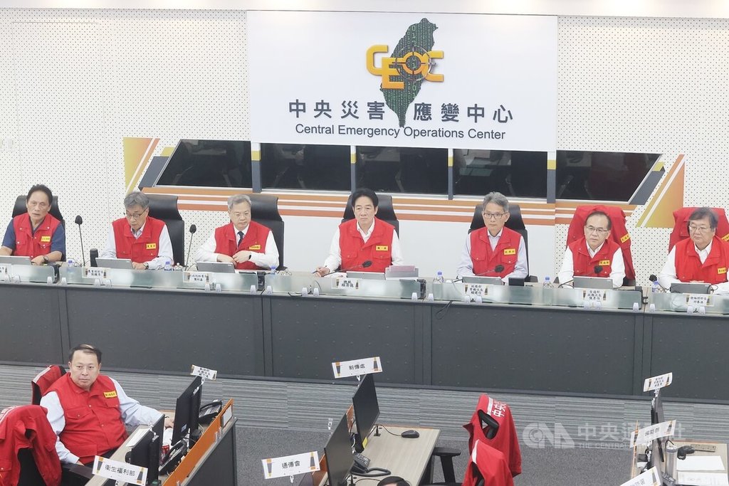 賴總統視察中央災害應變中心　連線4縣市長關心災情