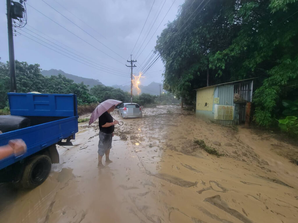 台中暴雨多處積水  霧峰土石流車輛受困
