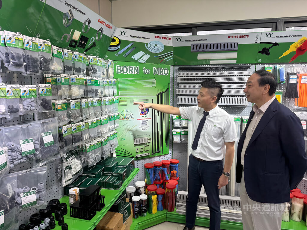 精奕興業已踏入AI領域，副董事長吳榮鋒（右）、總經理鄭鴻輝（左）介紹精奕興業產製各項產品。中央社記者張榮祥台南攝  114年8月4日