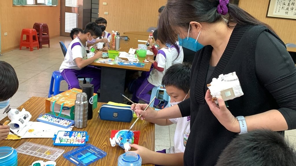 桃園市慈文國小打造綠色夏日課程，帶領學生設計兼具科技、智慧、節能與再生材料概念的未來棲息屋，展現對環境永續的深度思考與創意實踐。（教育部提供）中央社記者許秩維傳真　114年8月10日