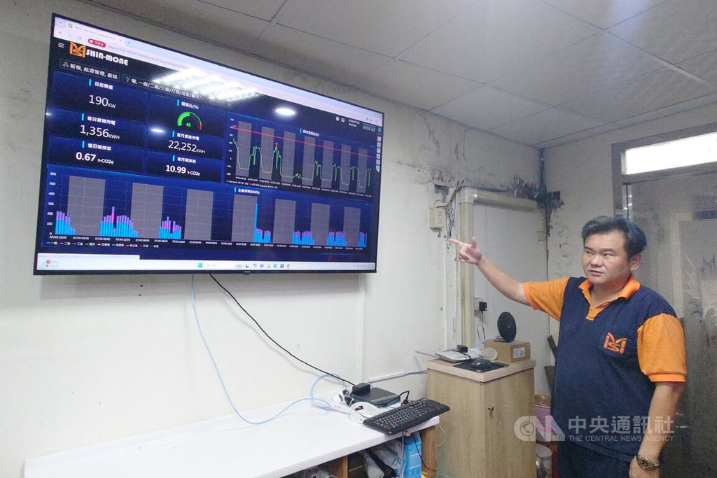 新模螺絲由產發署協助輔導,運用AI預測需求量,導入智慧製造看板管理系統,建置智能協作與追蹤平台,監控機台設備整體效率指標。中央社記者楊思瑞攝 114年8月11日