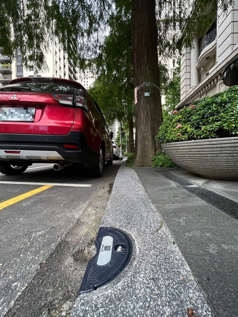 台中市智慧停車無紙化新政策9月8日上線，兼顧友善行人及城市美學影像辨識車格，朝全面電子化邁進，民眾駛離前掃描QR Code就能快速繳費。（中市府提供）中央社記者趙麗妍傳真　114年8月11日