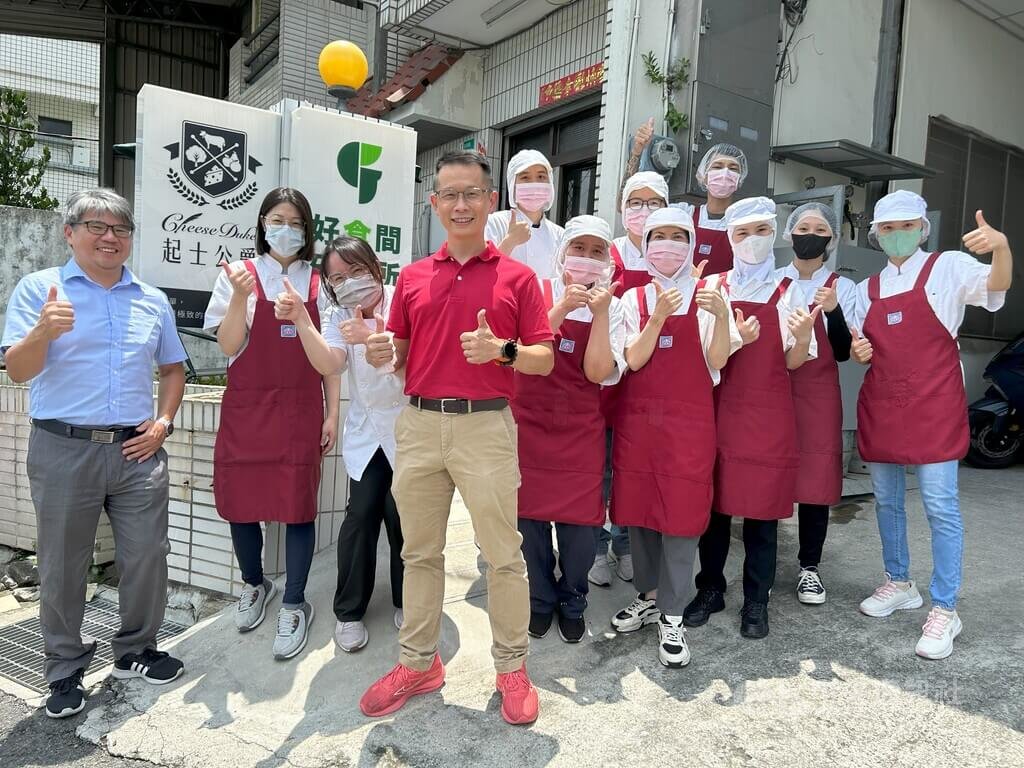 起士公爵創辦人王奕凱（前中）以鼓勵代替責罵，除在中央工廠用大白板註記提醒，也不吝即時稱讚員工的表現，讓職場充滿正能量。中央社記者林孟汝攝 114年8月14日