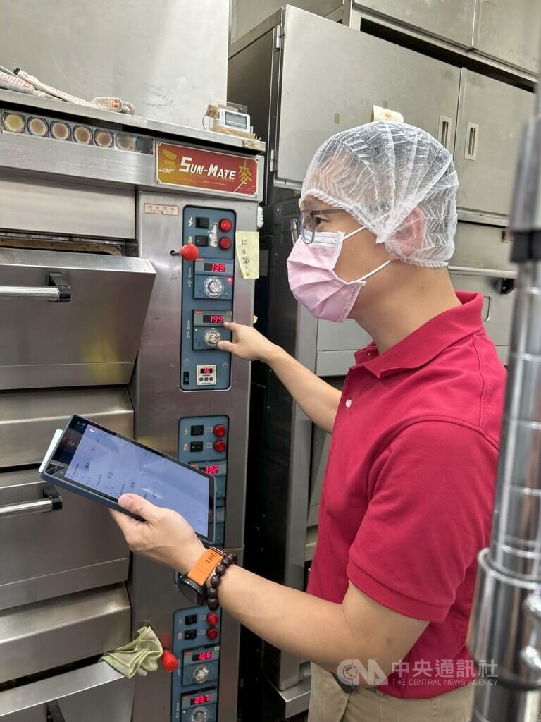 起士公爵在食研所建議下，導入數位生產管理系統，在現有烤箱加裝溫度感測器，動態掌握烘焙溫度，並即時回傳到辦公室電腦或手機。圖為創辦人王奕凱對比大數據調整烤箱溫度。中央社記者林孟汝攝 114年8月14日
