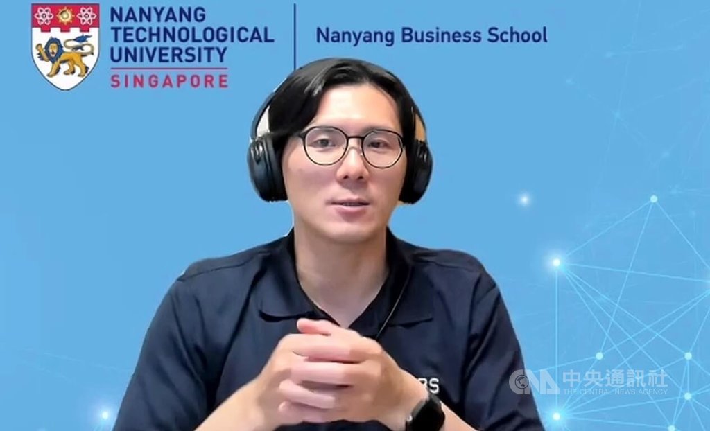 新加坡南洋理工大學副教授羅啟鋒告訴中央社，碳交易最關鍵的是「信用」。平台是否具有國際信賴、數據是否可追蹤都是企業選擇合作對象的重要考量。新加坡因其金融制度完善與資訊透明性，已具備吸引國際企業進入的優勢。中央社記者吳昇鴻新加坡攝　114年8月16日