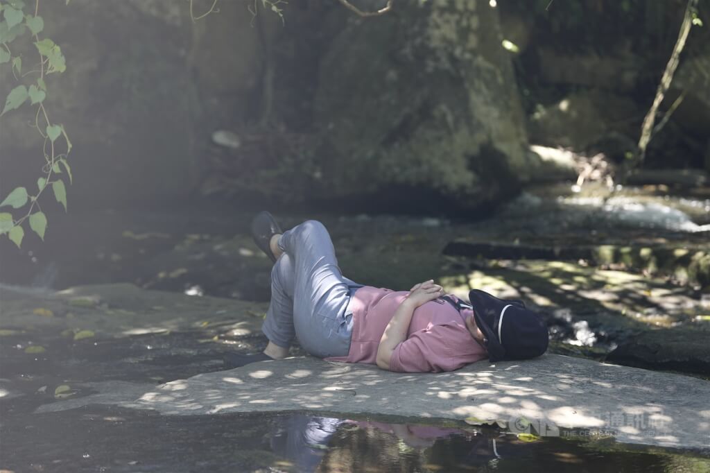 中央氣象署表示，未來一週要留意高溫炎熱的天氣，大台北26日有攝氏36度以上高溫。圖為民眾在台北市外雙溪樹蔭下乘涼。中央社記者徐肇昌攝　114年8月25日