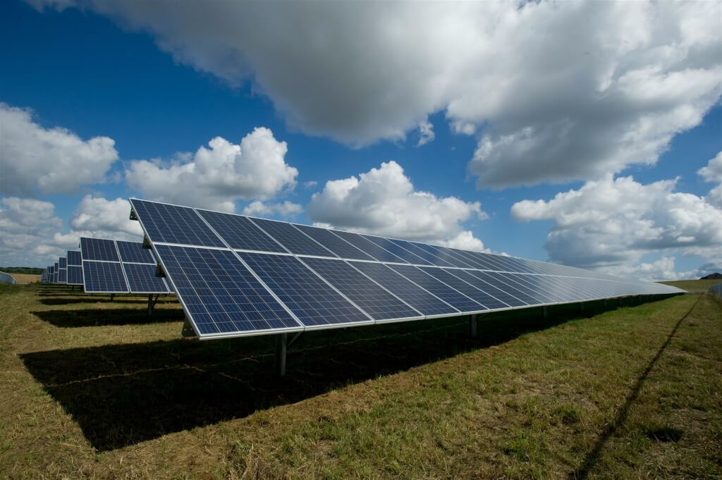 中國太陽能電廠2025年新增裝置容量估將再創新高，使得全年碳排放量可望呈現下降趨勢。圖為太陽能光電示意圖。（圖取自Unsplash圖庫）