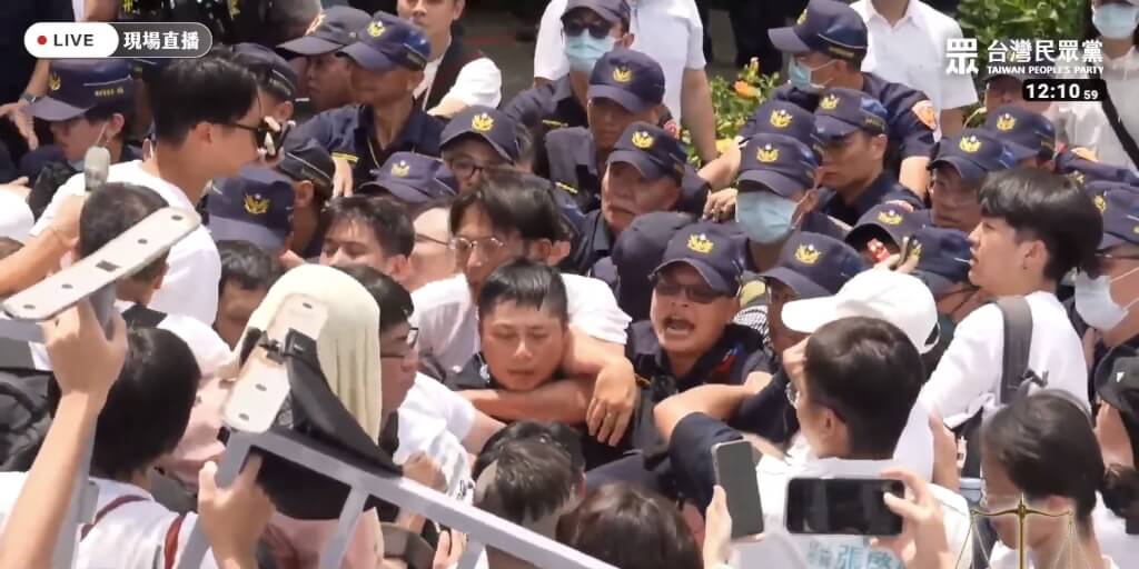 遭指勒警脖子　黃國昌：是手放在肩膀上