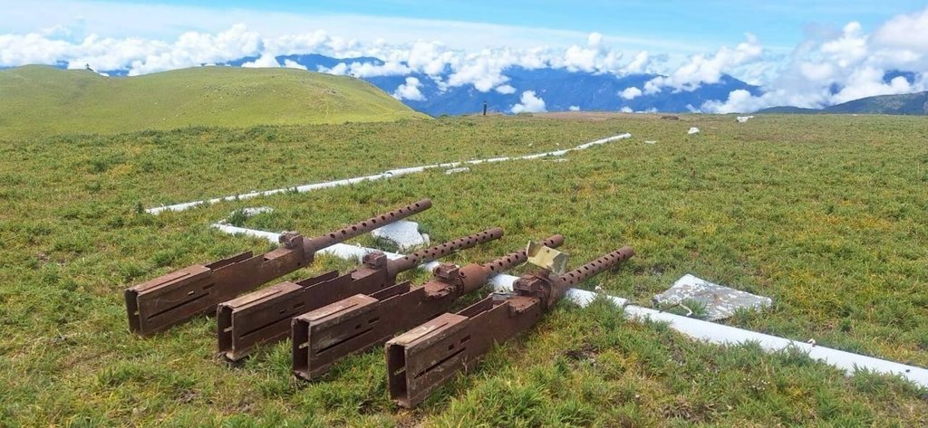 墜毀中央山脈美軍機機槍被運下山（1）