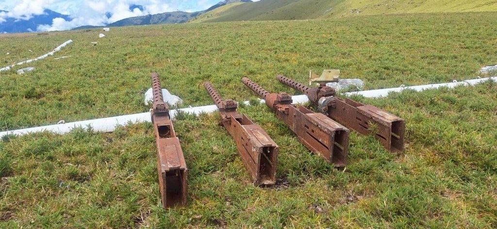 墜毀中央山脈美軍機機槍被運下山（2）