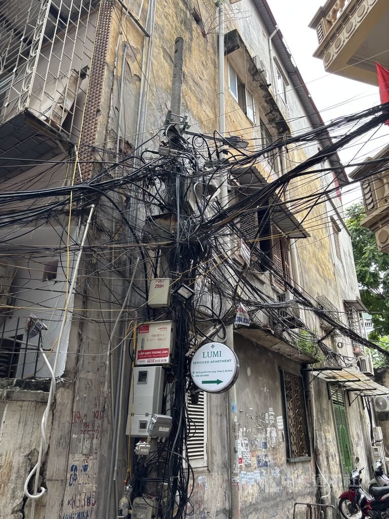 河內巷弄打結的電線黑色蜘蛛網